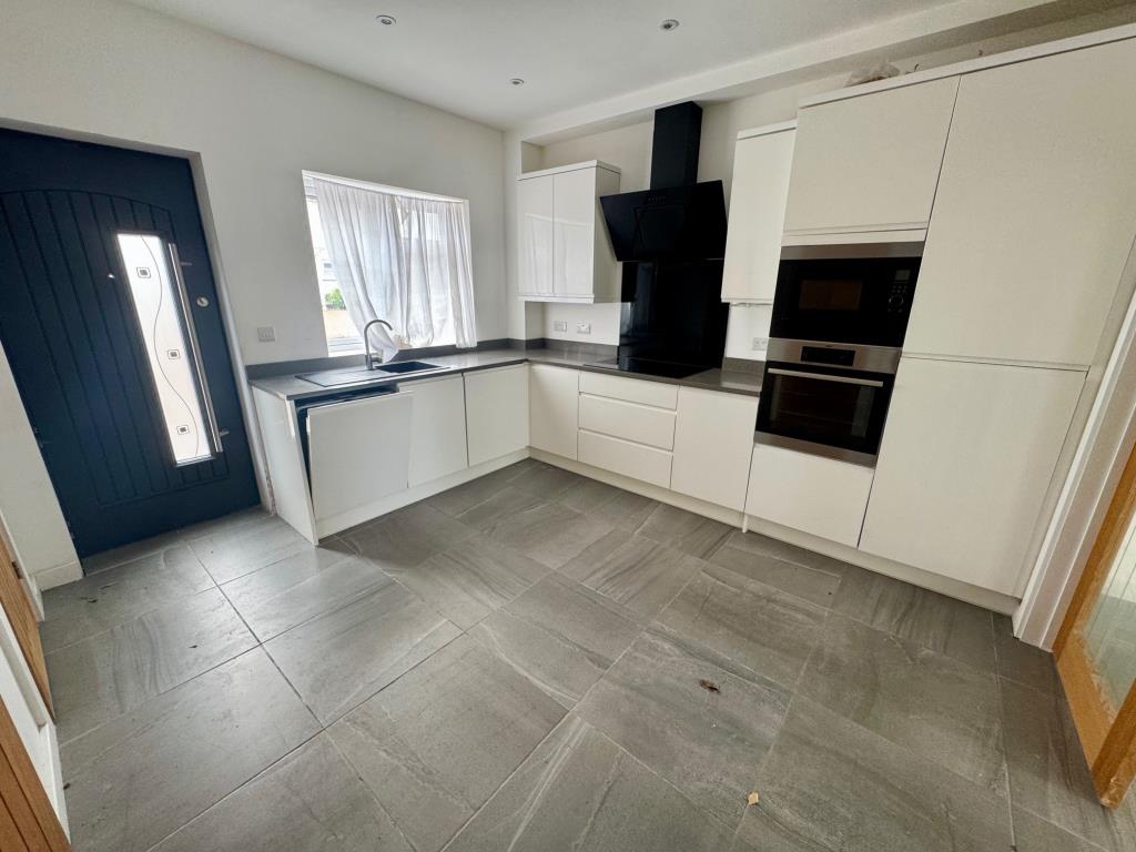 Lot: 59 - TWO-BEDROOM END-TERRACE HOUSE - Kitchen